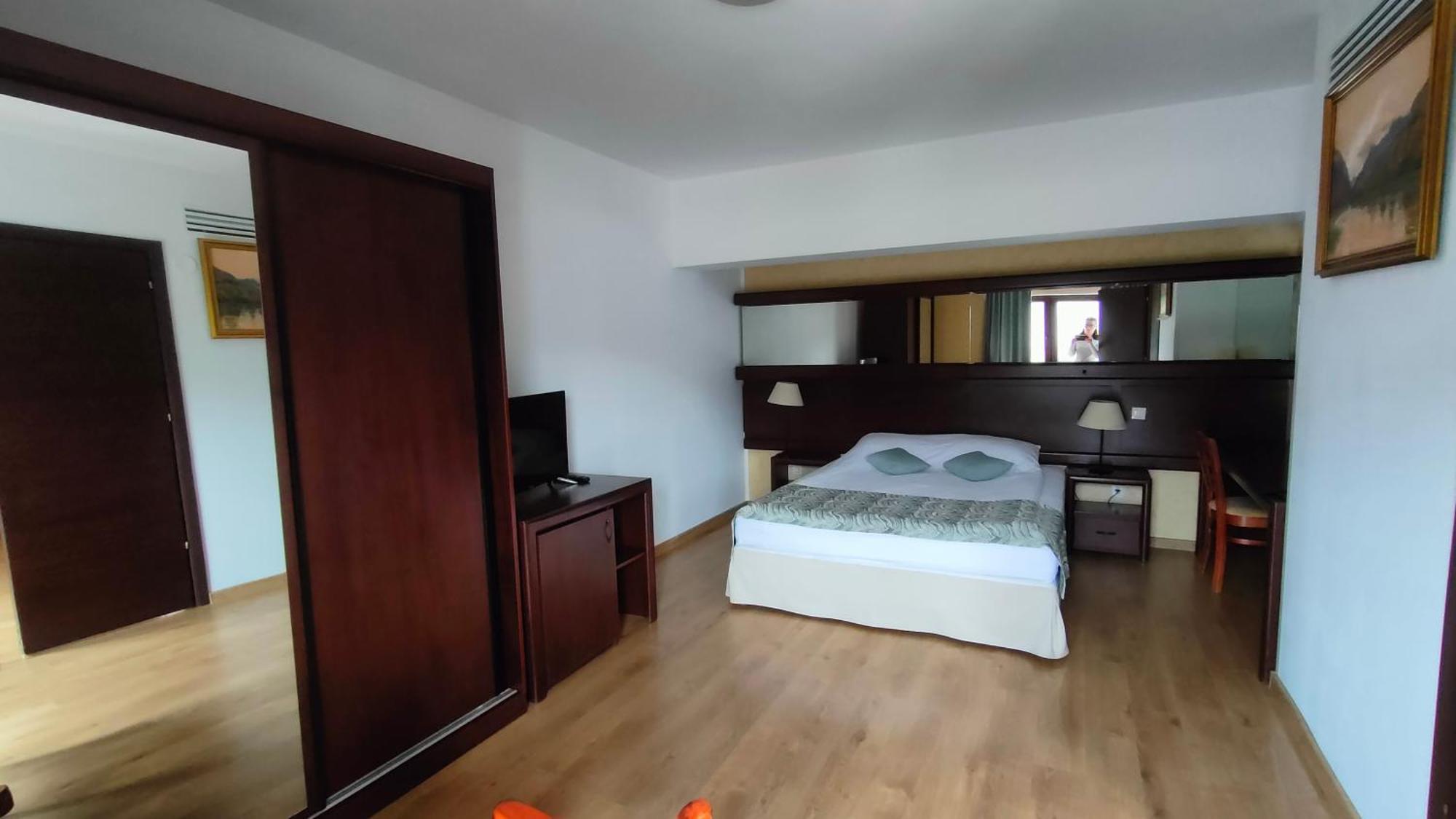 Hotel Valea Cu Pesti Căpăţîneni-Ungureni エクステリア 写真